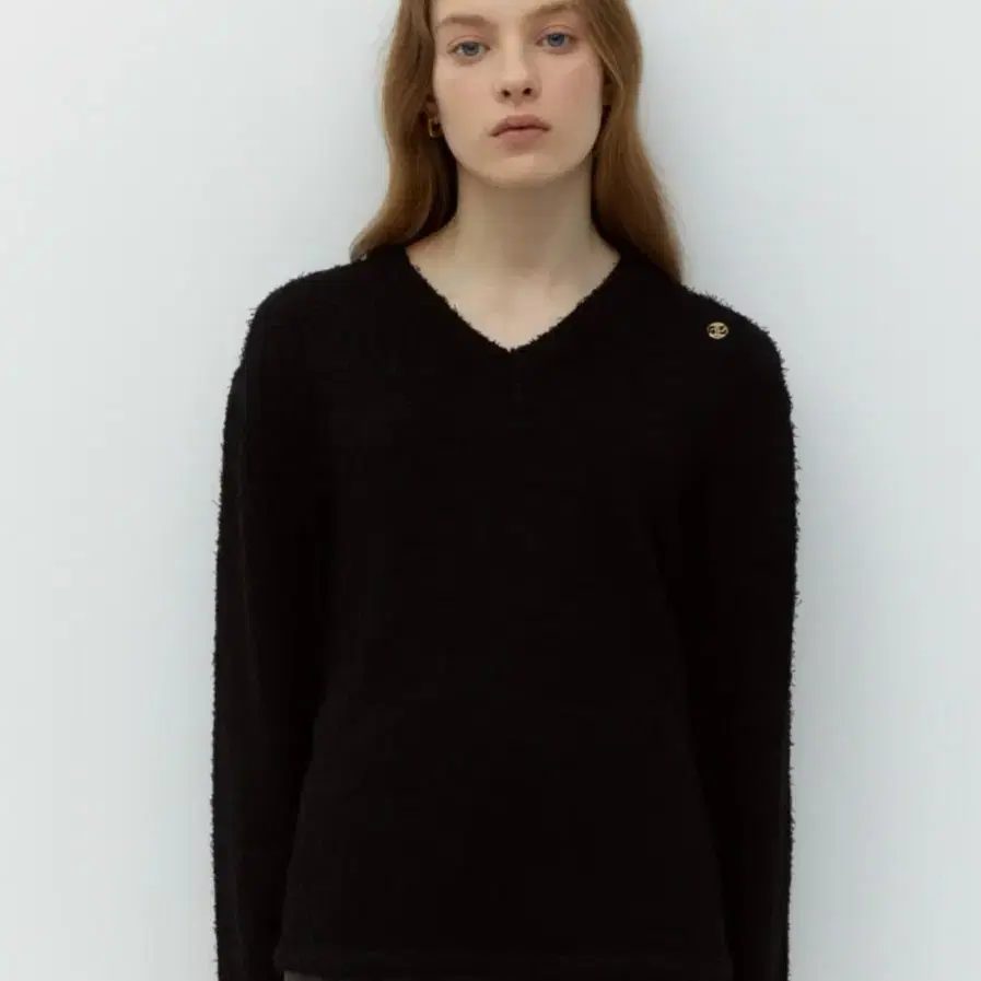 드파운드v neck boucle knit - black