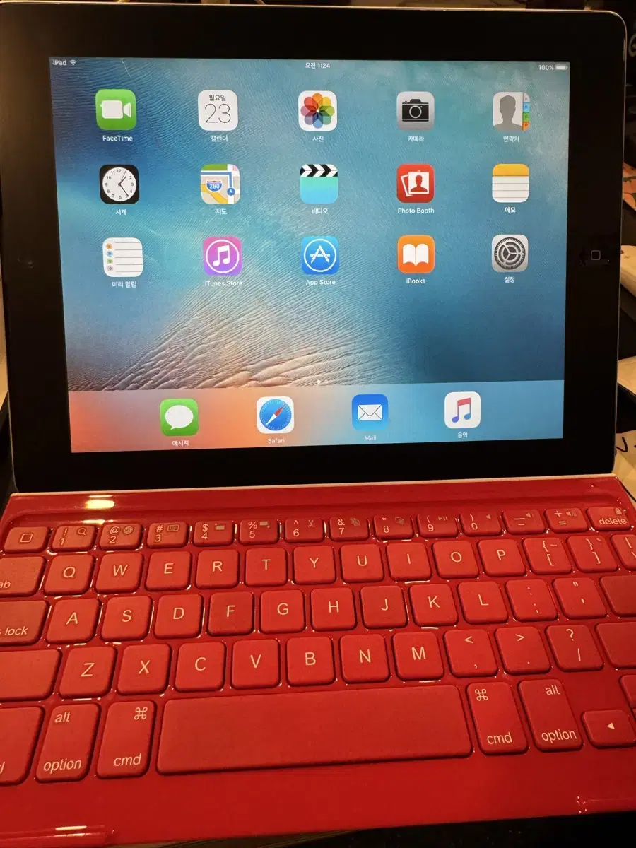 Old iPad2(?) Logitech keyboard (working) for sale