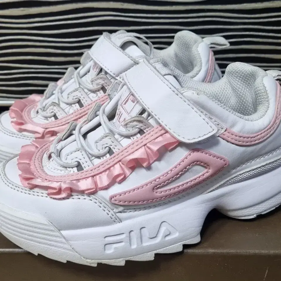 FILA 휠라 키즈 디스럽터2 프릴 화이트 핑크 운동화 200mm