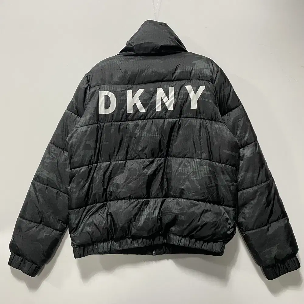 DKNY 뒷 로고 숏 패딩 M 24122320