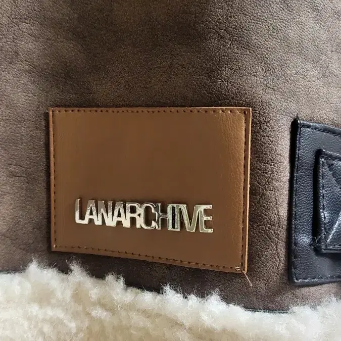 LANARCHIVE 더블 버클 하이넥 무스탕