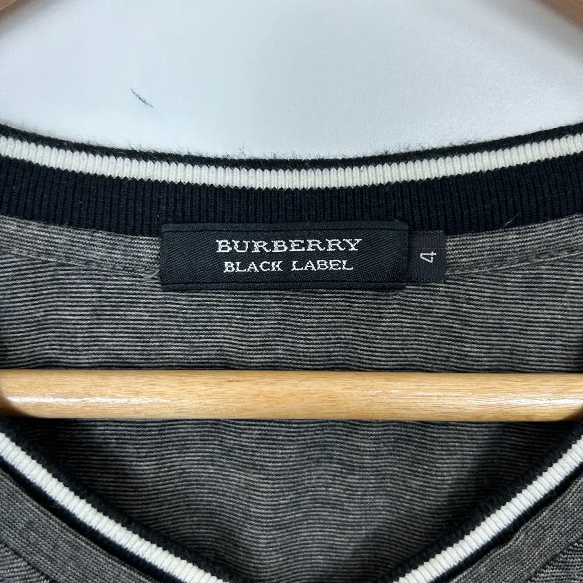 Burberry 버버리 블랙라벨 기마로고 브이넥 슬리브