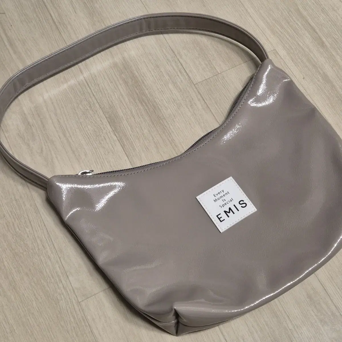 Imis Enamel Hobo Bag Bag Gray Beige