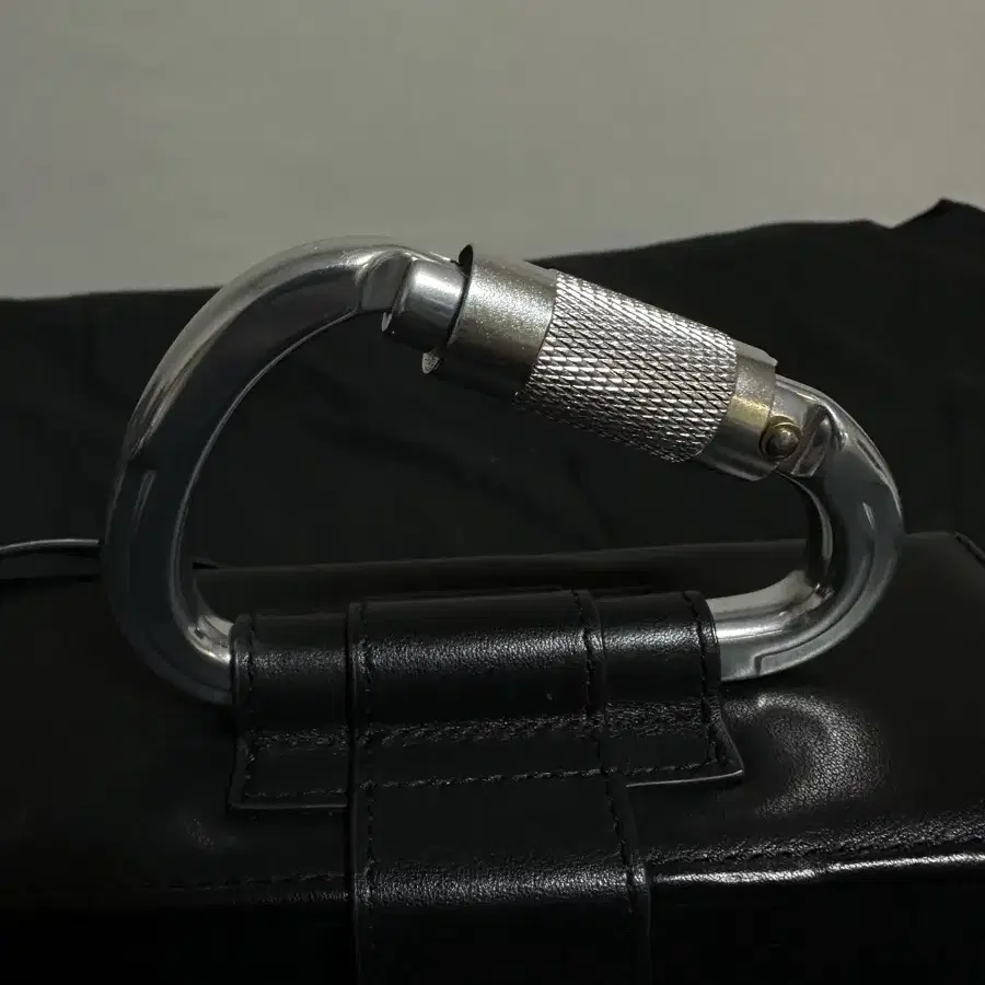 엘리엇 에밀 HELIOT EMIL carabiner box bag