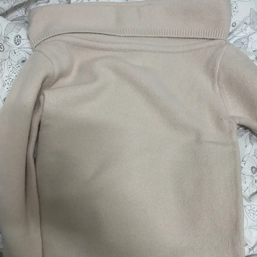 윤슬샵 camel off-shoulder knit (pink beige)