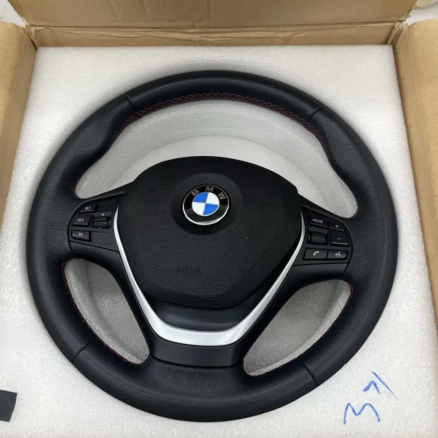 bmw f20 118d 17년식 스포츠 핸들 정품 팔아요