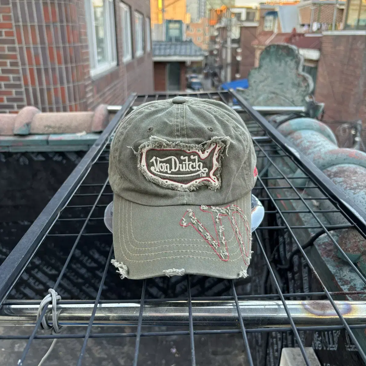 Von Dutch 본더치 데미지 디테일 카키 볼캡