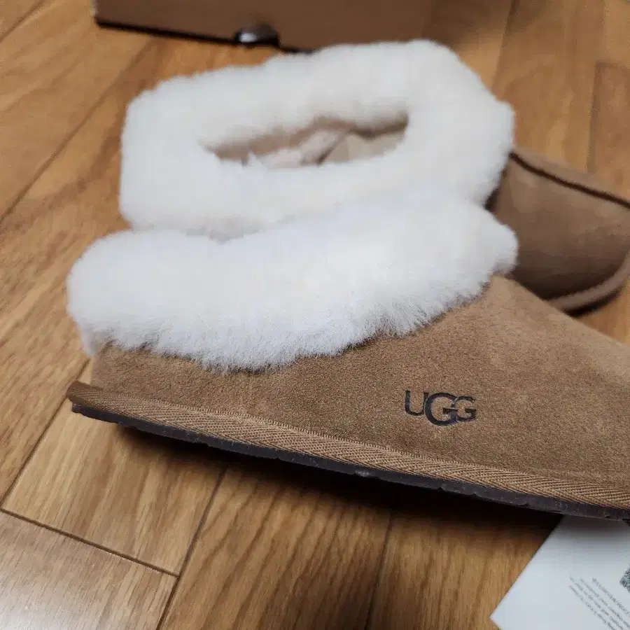 새상품! 어그 UGG 모래네 슬립온 슬리퍼 250mm 풀박스구성