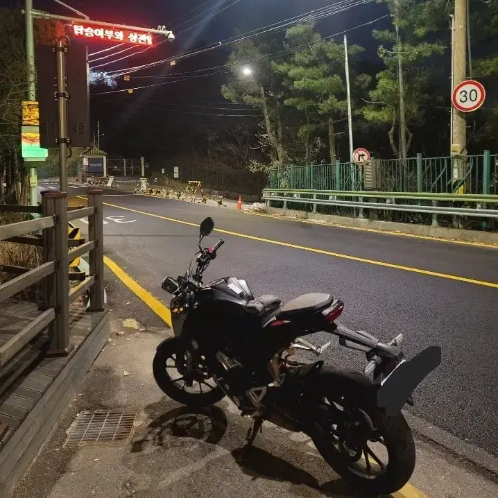 20년식 CB125R 1만km 저렴히 판매합니다.