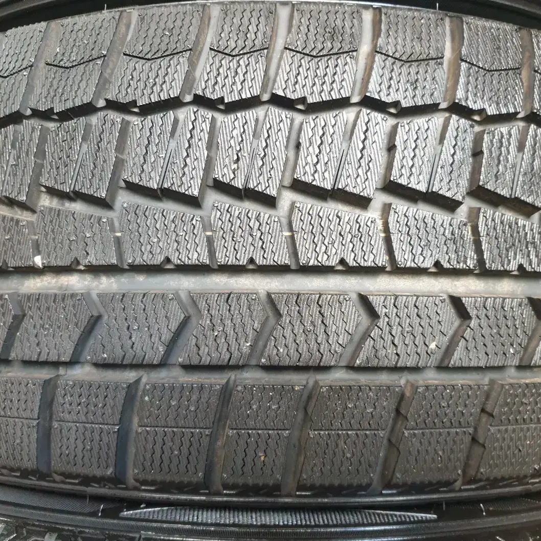 중고타이어 던롭 겨울용 윈터타이어 245/45R19 4개 한대분 세트