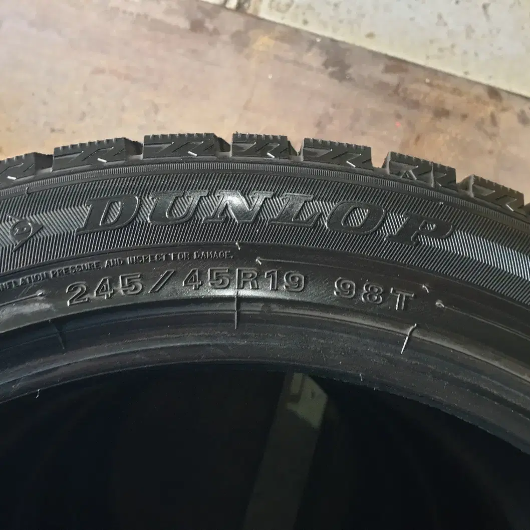 중고타이어 던롭 겨울용 윈터타이어 245/45R19 4개 한대분 세트