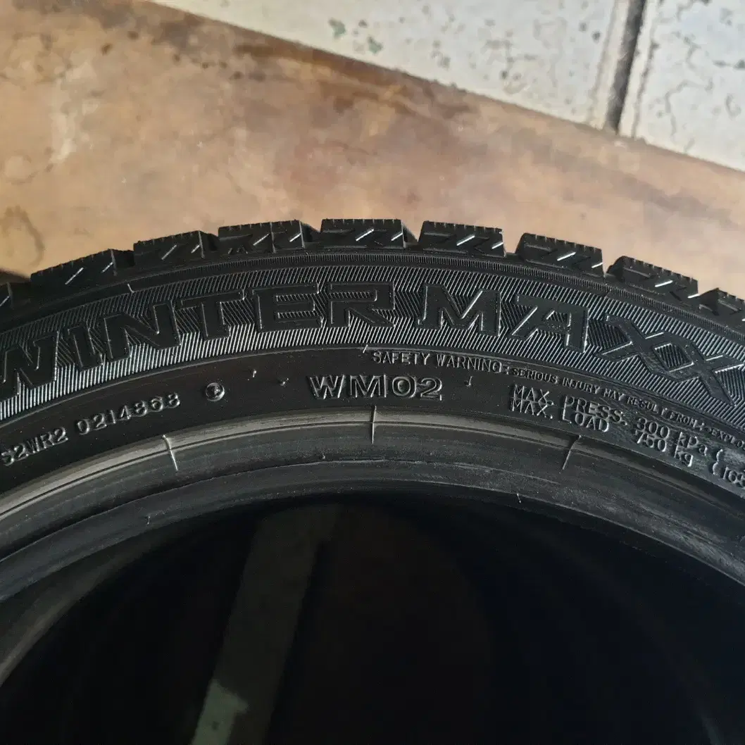 중고타이어 던롭 겨울용 윈터타이어 245/45R19 4개 한대분 세트