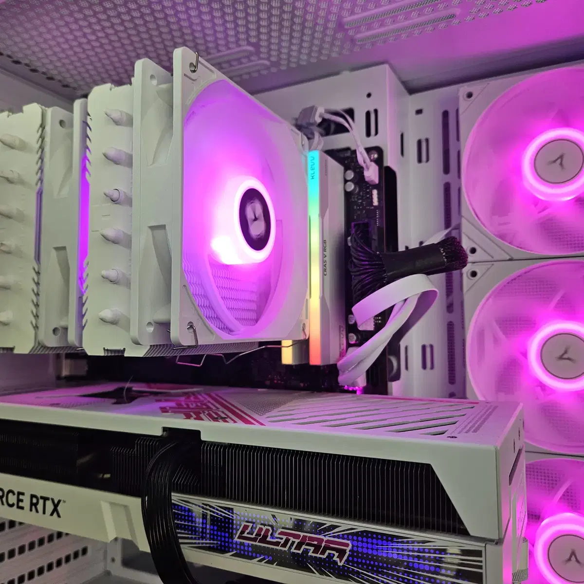 9800x3d, rtx4080 super 화이트 본체