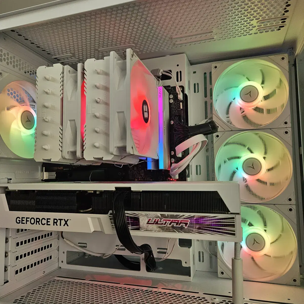 9800x3d, rtx4080 super 화이트 본체