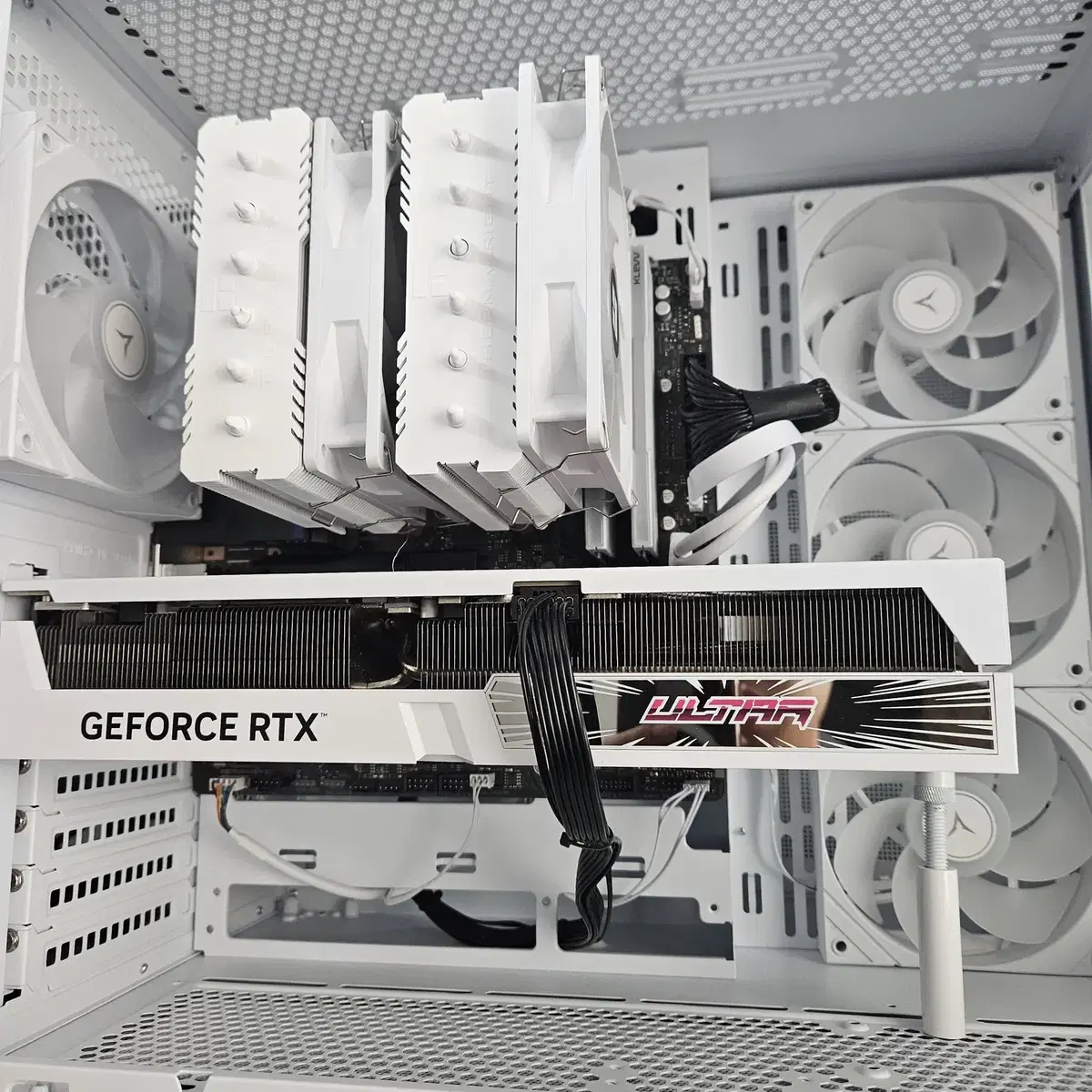 9800x3d, rtx4080 super 화이트 본체