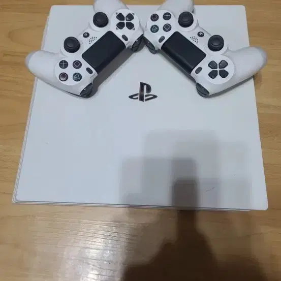 PS4 PRO 1TB 및 CD 함께 판매 합니다