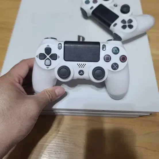 PS4 PRO 1TB 및 CD 함께 판매 합니다