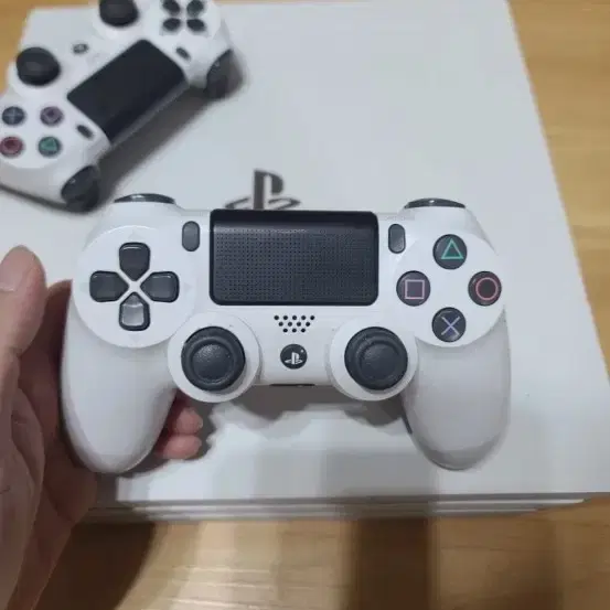 PS4 PRO 1TB 및 CD 함께 판매 합니다