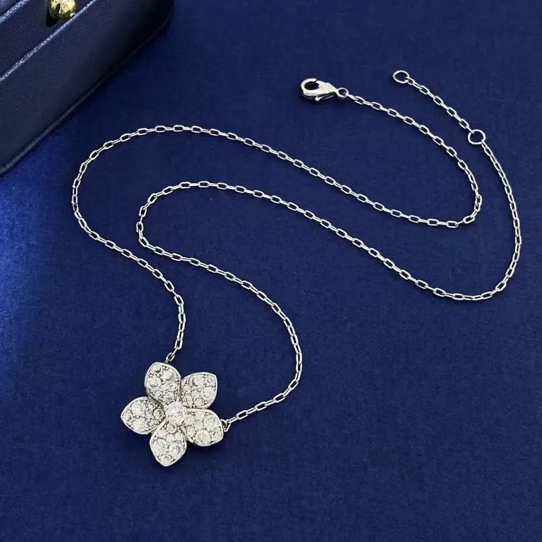 Van Cleef & Arpels 큐빅 풀 플라워 펜던트 네크리스