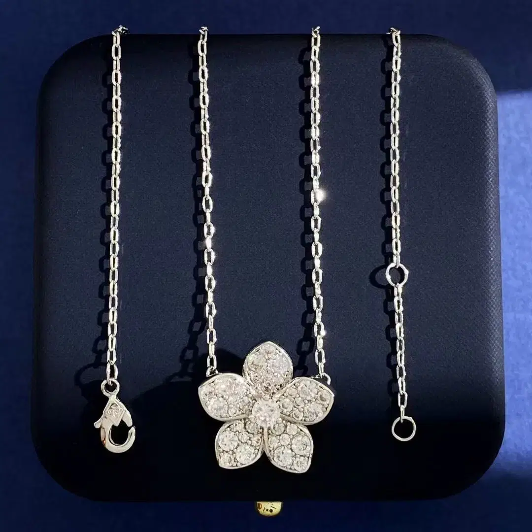 Van Cleef & Arpels 큐빅 풀 플라워 펜던트 네크리스