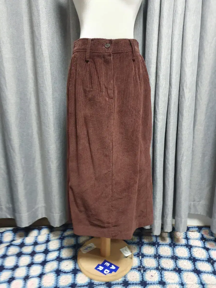 66Cocoa-Banded Corduroy Long Skirt