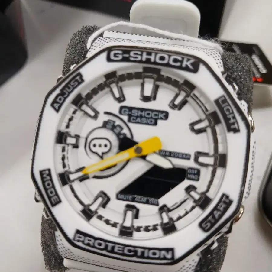 카시오지샥 G-SHOCK 만화 테마 남성 손목시계 화이트 GA-2100M