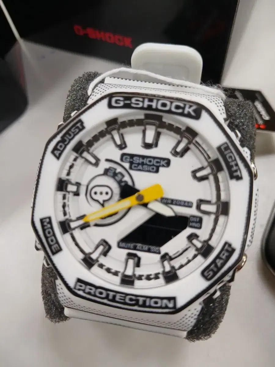 카시오지샥 G-SHOCK 만화 테마 남성 손목시계 화이트 GA-2100M