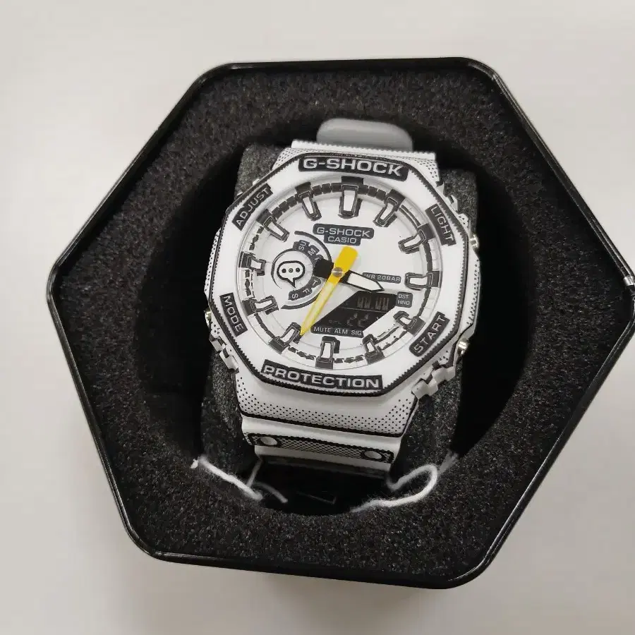 카시오지샥 G-SHOCK 만화 테마 남성 손목시계 화이트 GA-2100M