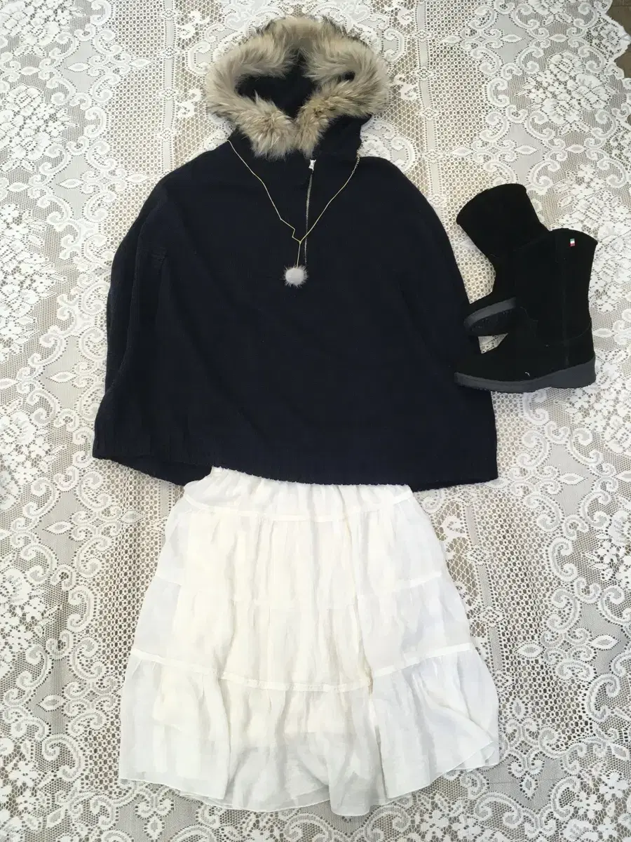 Set) Navy fur hooded cape half zip up + white tiered midi skirt