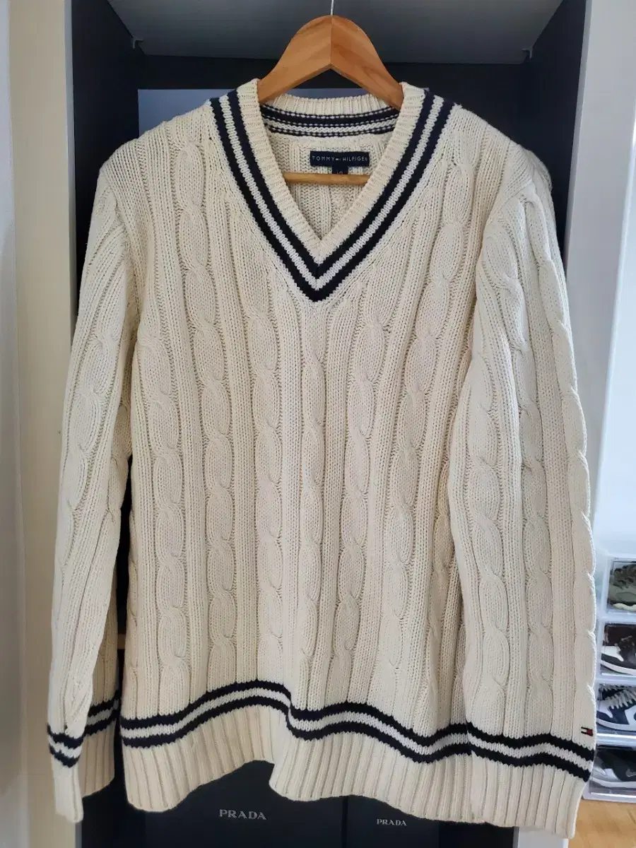 Tommy Hilfiger Pretzel Knit V