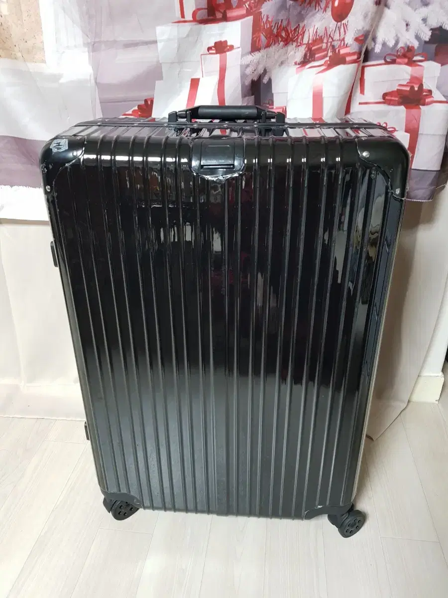 Extra-large carry-on luggage suitcase (4 wheels)