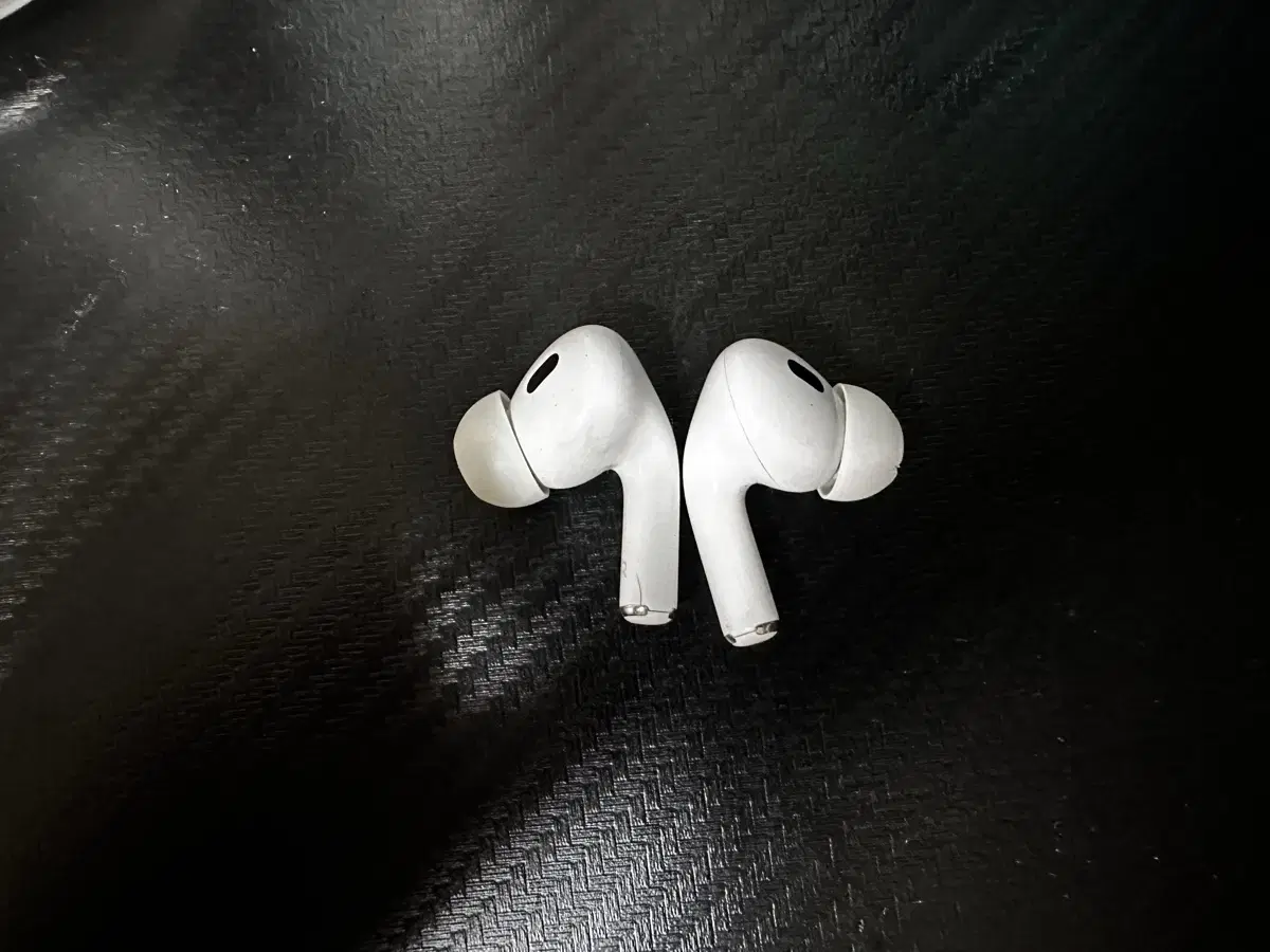 Sells 2 units of AirPods Pro2 (Lightning w/wireless)