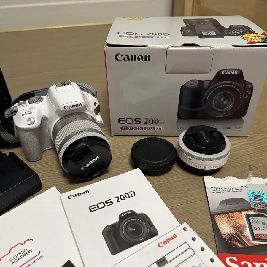 캐논 EOS 200D 화이트 바디 + 렌즈 + 악세사리