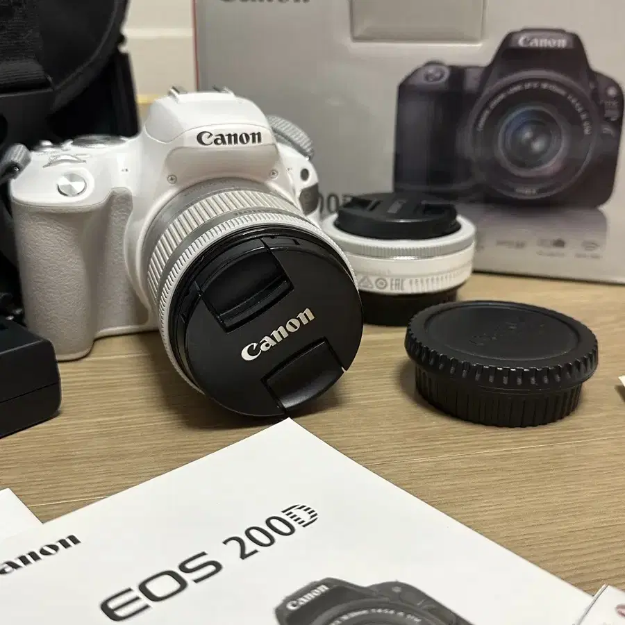 캐논 EOS 200D 화이트 바디 + 렌즈 + 악세사리