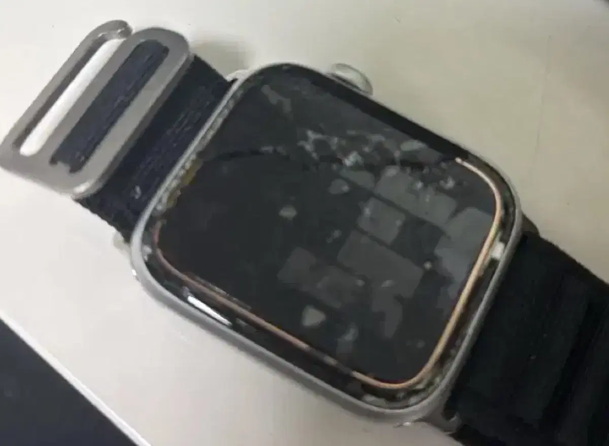 Broken Apple Watch SE 44mm