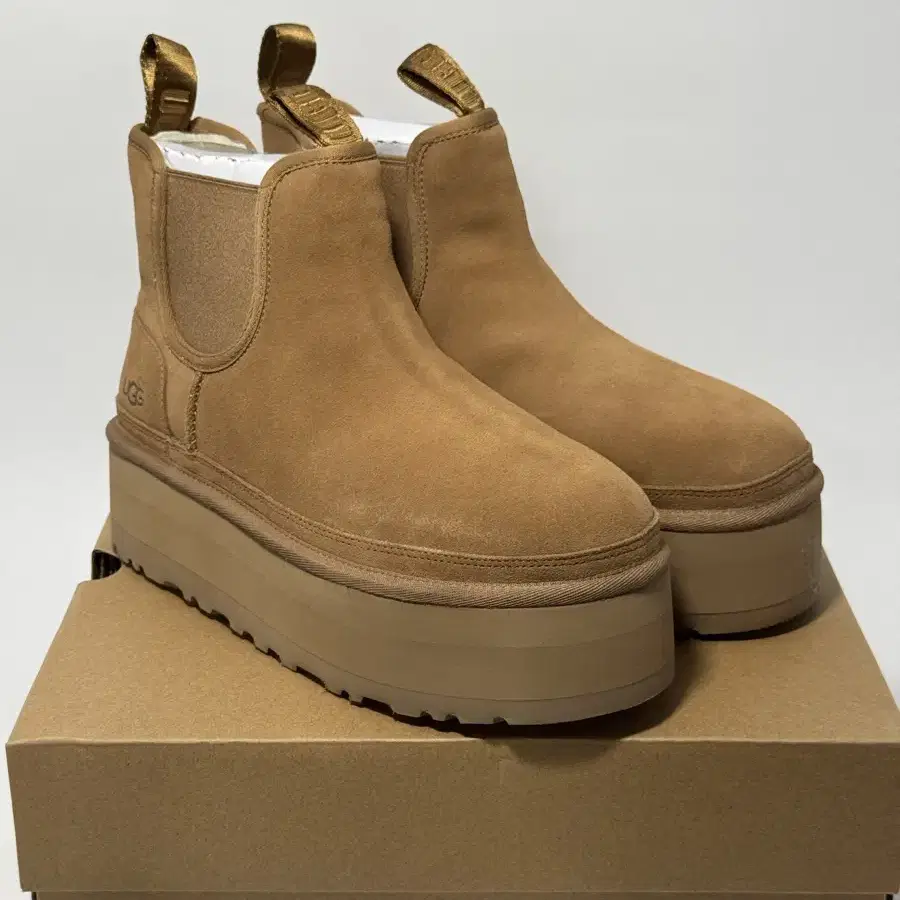 어그 UGG 뉴멜 플랫폼 첼시 부츠 체스트넛 250mm 겨울부츠