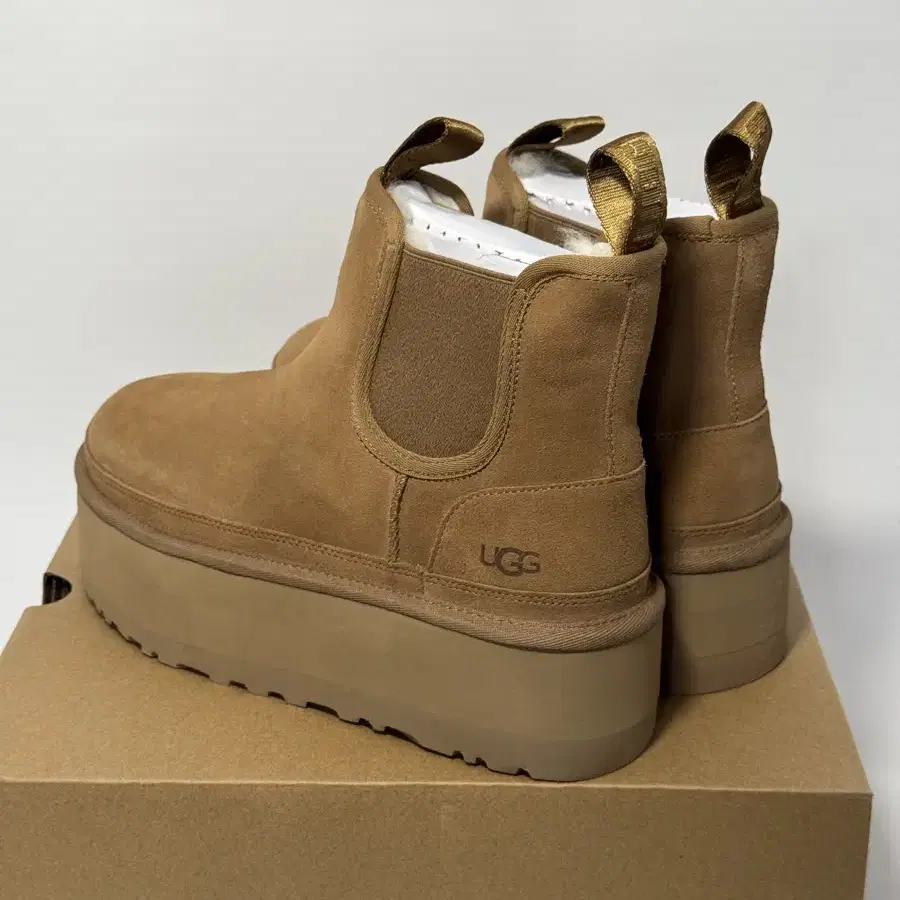 어그 UGG 뉴멜 플랫폼 첼시 부츠 체스트넛 250mm 겨울부츠