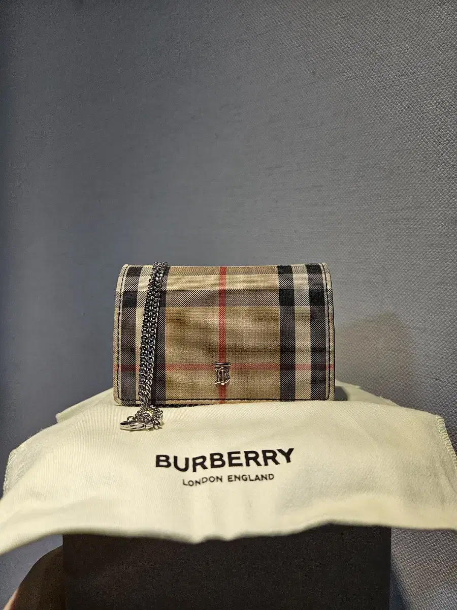 버버리 BURBERRY 8016982 디태처블 체인 카드지갑 판매합니다.