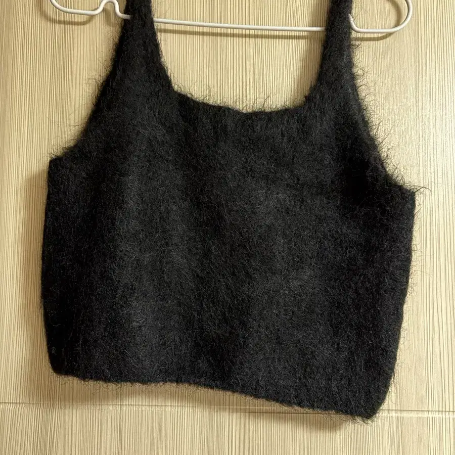 아모멘토 alpaca sleeveless crop top 블랙