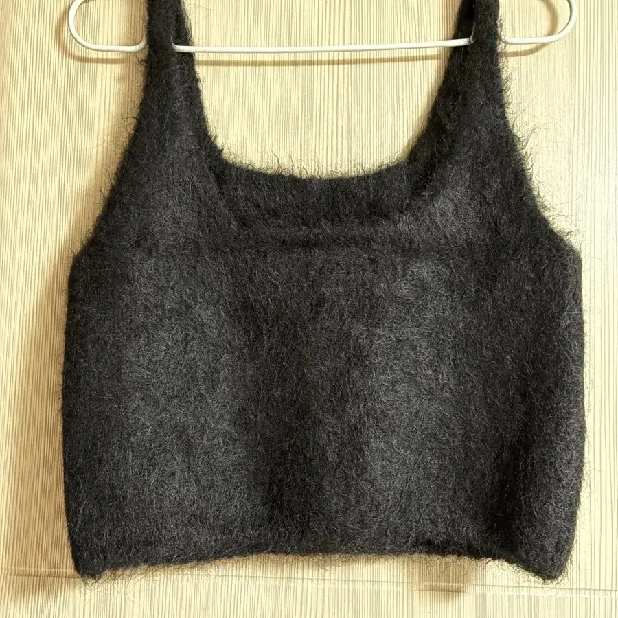 아모멘토 alpaca sleeveless crop top 블랙