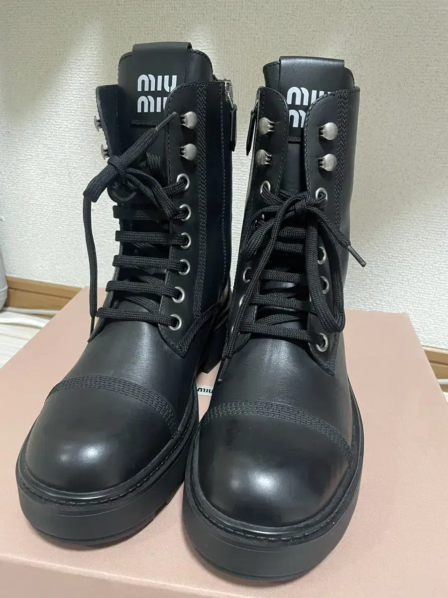 MIU MIU 미우미우 로고프린트 앵글부츠