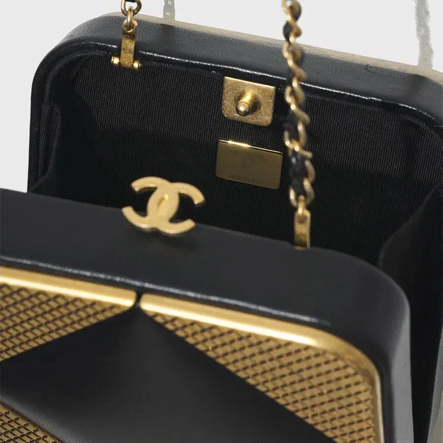 CHANEL shoulder bag