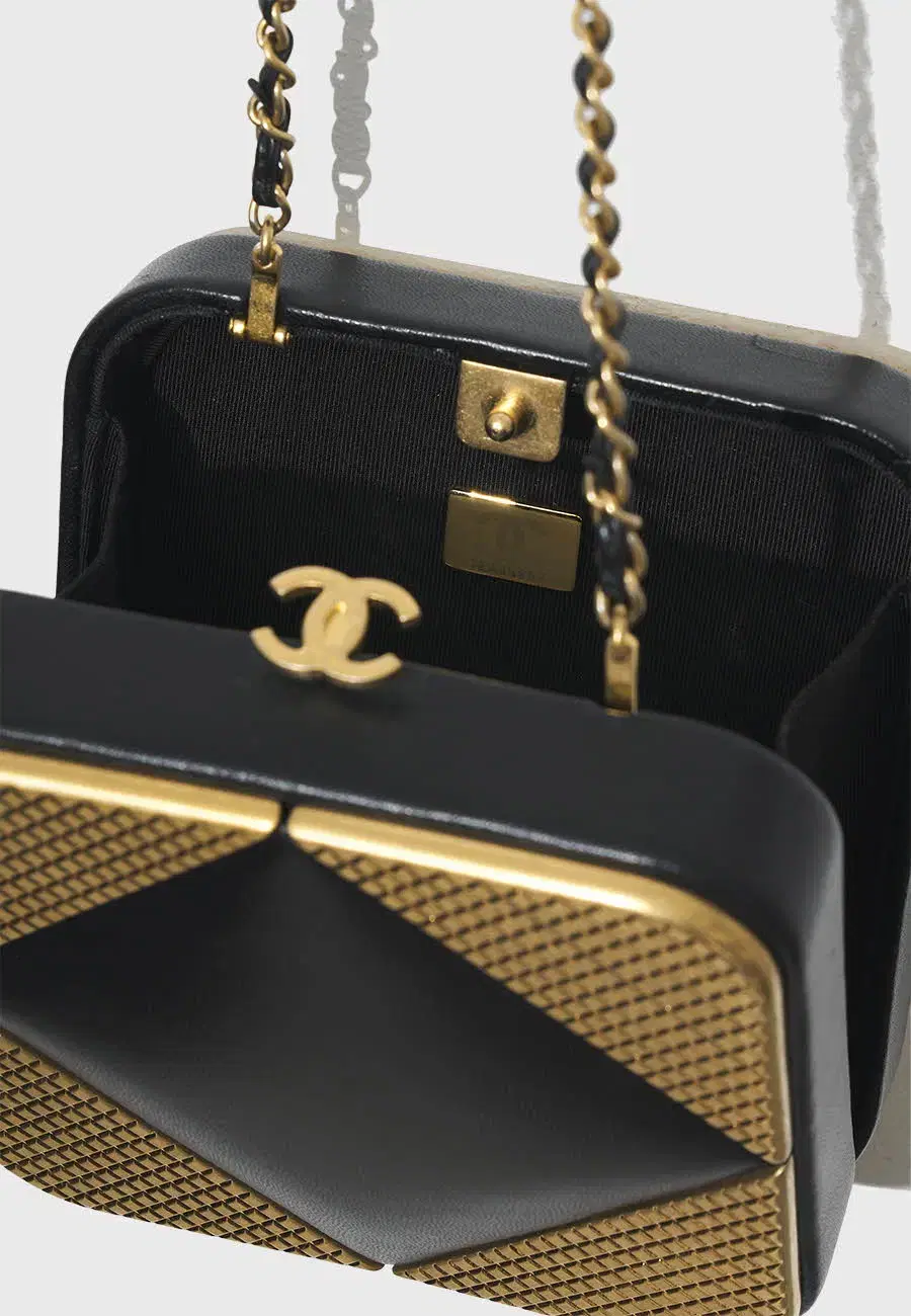 CHANEL shoulder bag