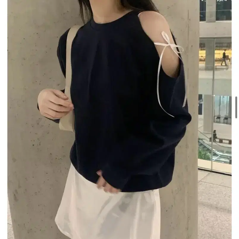 제니오 ribbon point off-shoulder 맨투맨 (네이비)