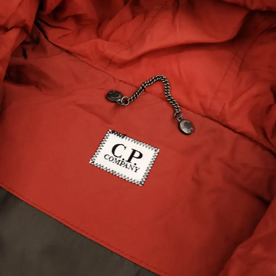 CP COMPANY 씨피컴퍼니 레드 스퀘어퀼팅 빅포켓 나일론 하이넥 고글