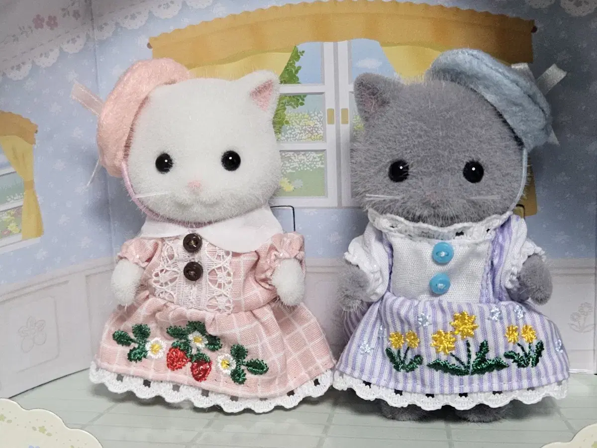 Sylvanian Persian Cat Sister's Embroidered Dress Set