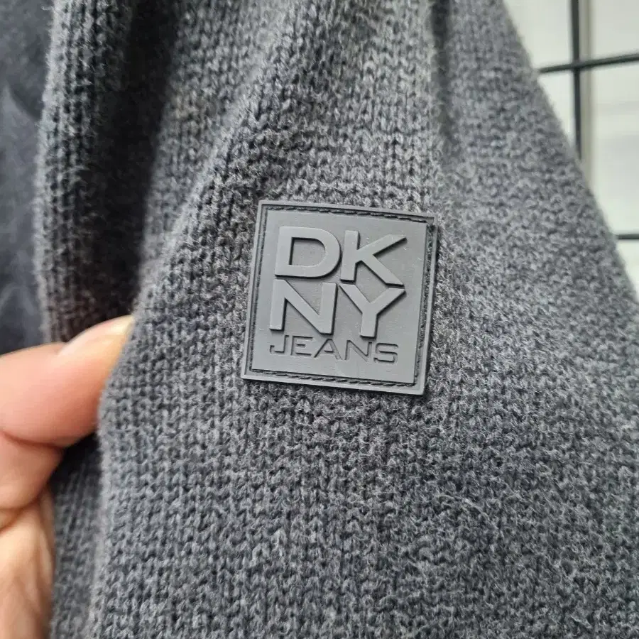 100L DKNY 퀄티드 스웨터 자켓.