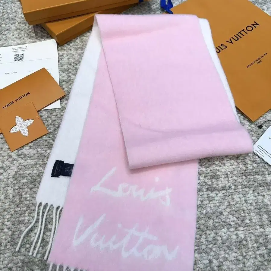 LOUIS VUITTON fluffygram루이뷔통 핑크 스카프