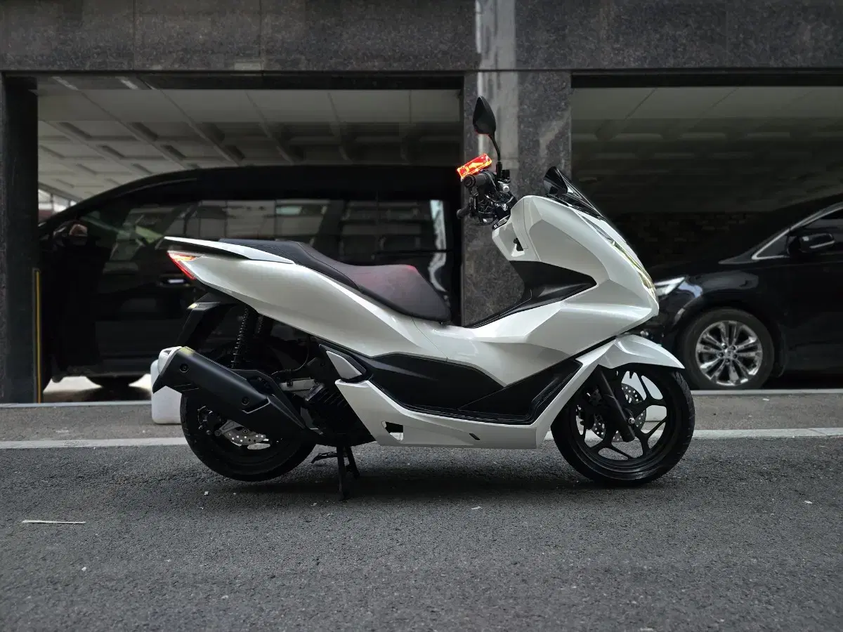 2023년식 혼다 PCX125 ABS 화이트 S급상태! 옵션추가! 판매