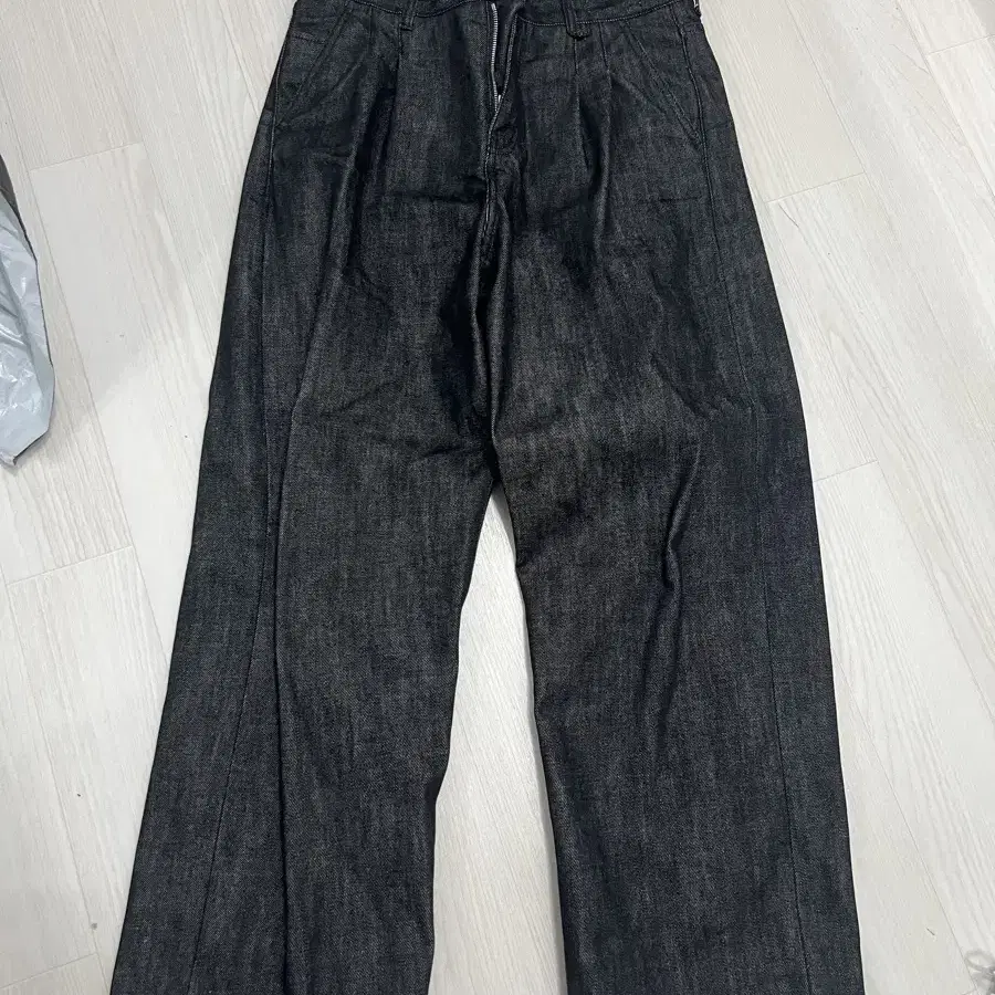 포트너스 Two Tuck Wide Black Jeans 미디움